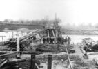 Bau einer neuen Holzbrücke über die Aller zwischen Altencelle und Osterloh (1926-27), mit Ramme für die Pfeiler.